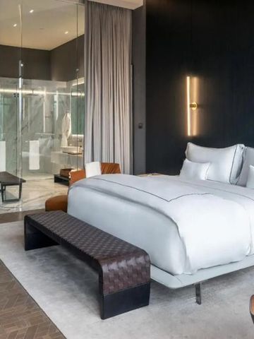 Luxuriöses Schlafzimmer mit gläsernem Badezimmer und elegantem Design