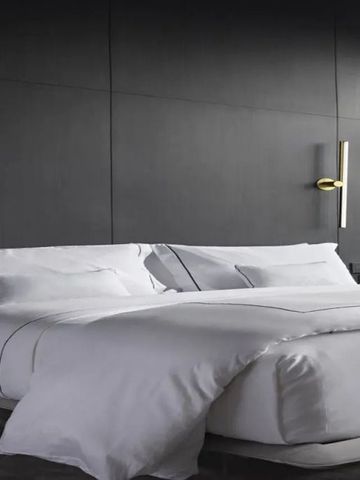 Elegantes Hotelzimmer mit luxuriösem Doppelbett in stilvollem Design