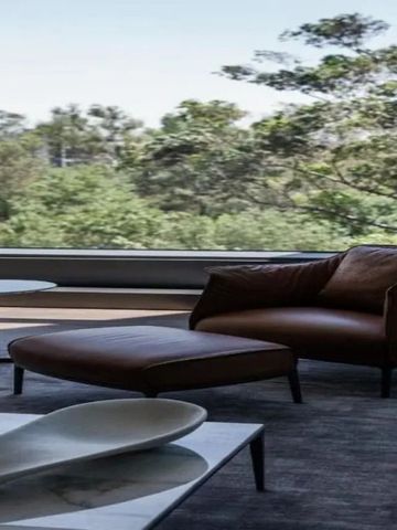 Luxuriöser Sitzbereich mit Blick ins Grüne durch Panoramafenster