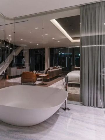 Luxuriöses Badezimmer mit freistehender Wanne und moderner Einrichtung