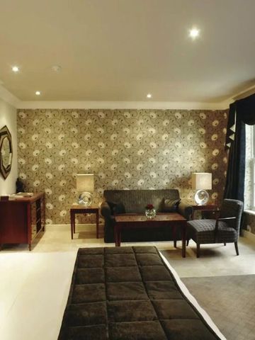 Elegantes Zimmer mit stilvoller Tapete und geschmackvoller Einrichtung