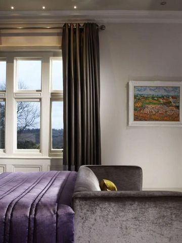 Geräumiges Zimmer mit großem Fenster und stilvollen Details