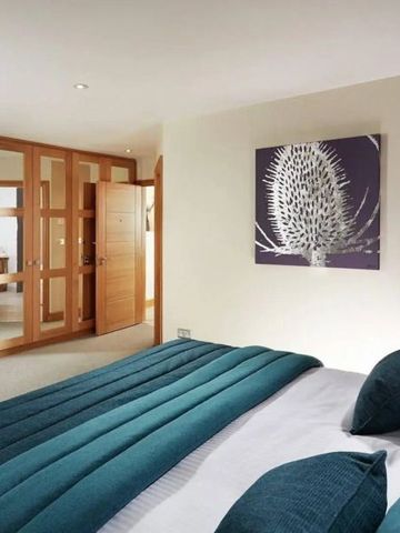 Elegantes Hotelzimmer mit moderner Kunst an der Wand