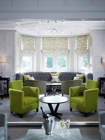 Gemütliche Lounge mit grünen Sesseln und gewohntem Ambiente