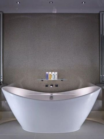 Luxusbad mit freistehender Badewanne und Spiegeln