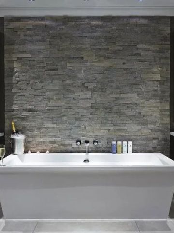 Luxuriöses Badezimmer mit freistehender Badewanne und modernen Armaturen