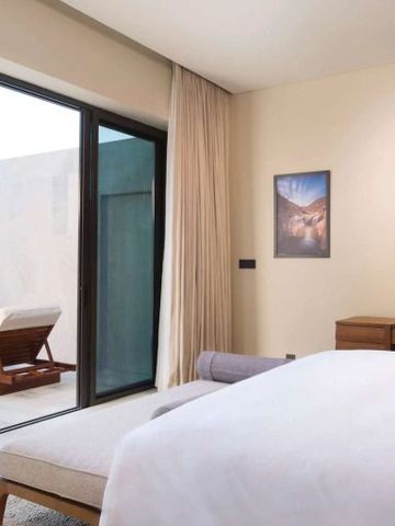 Helles Gästezimmer mit privater Terrasse und Liegestuhl