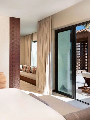 Geräumiges Zimmer mit direktem Zugang zu einer sonnigen Terrasse