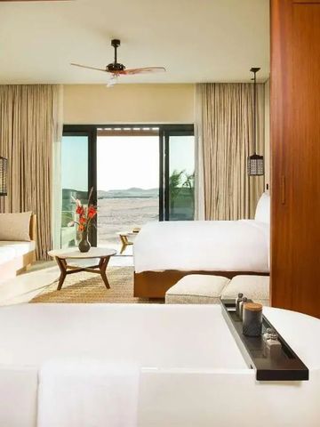 Luxuriöses Zimmerdesign mit freistehender Badewanne und stilvoller Einrichtung