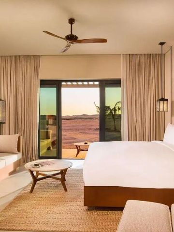 Luxuriöses Hotelzimmer mit Blick auf die Terrasse und Wüstenlandschaft