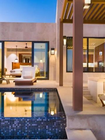 Private Terrasse mit Pool und Lounge-Bereich vor stilvoller Suite