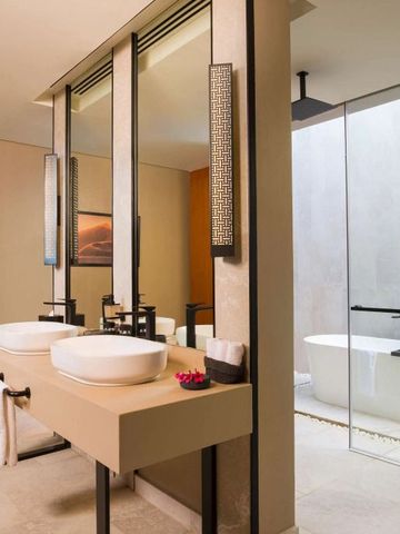 Modernes Badezimmer mit Doppelwaschbecken und freistehender Badewanne