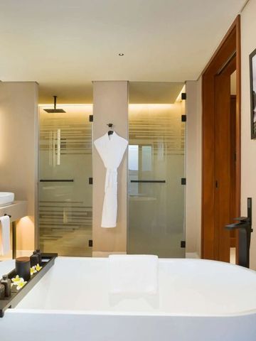 Wellnessbad mit großer Badewanne und hochwertiger Ausstattung