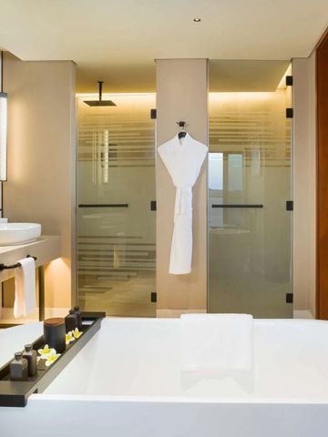 Edles Badezimmer mit großzügiger Badewanne und einzigartigem Stil