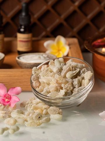 Nahaufnahme von Wellnessprodukten mit Weihrauch und Blüten