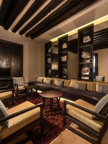 Warme, luxuriöse Lounge mit gemütlichen Sitzmöbeln und dekorativen Elementen im Hotel