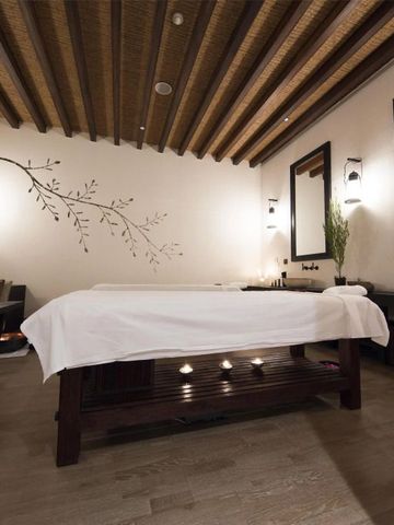 Entspannungsraum im Spa-Bereich des Hotels mit Massagetisch und stilvollem Ambiente