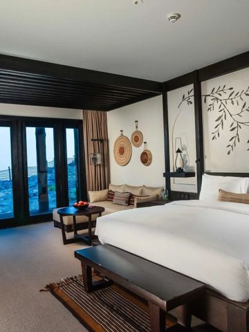 Luxuriöses Hotelzimmer mit Doppelbett und stilvollen Details im Alila Jabal Akhdar