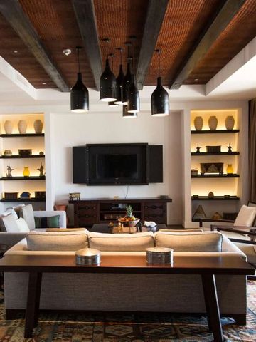 Elegante Lounge mit gemütlichen Sofas und stilvoller Beleuchtung.