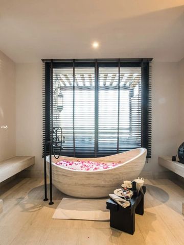 Luxuriöses Bad mit freistehender Wanne und Panoramaausblick.