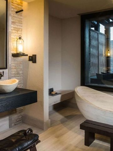 Elegantes Badezimmer mit edlen Materialien und Bergblick.