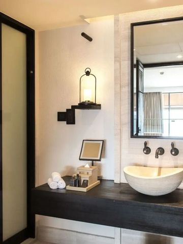 Luxuriöses Badezimmer mit modernen Akzenten und eleganter Waschgelegenheit