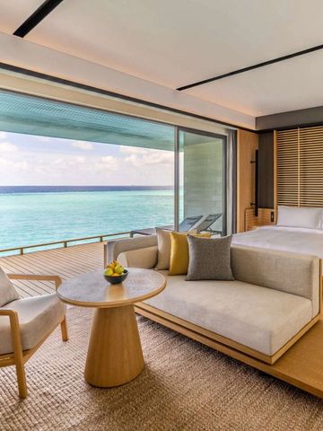 Luxuriöses Zimmer mit Meerblick und moderner Einrichtung im Alila Kothaifaru Maldives