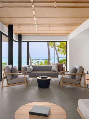 Heller Wohnbereich mit Strandblick und moderner Einrichtung im Alila Kothaifaru Maldives