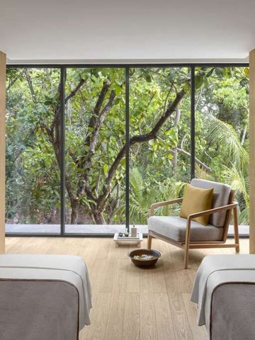 Spa-Behandlungsraum im Alila Kothaifaru Maldives mit Waldpanorama