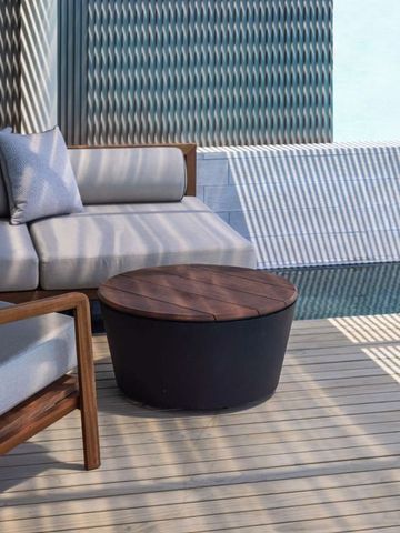 Entspannende Lounge am Rande eines eleganten Pools mit stilvollen Möbeln