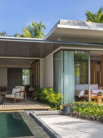 Moderne Villa mit offenem Design und privatem Pool von grüner Vegetation umgeben