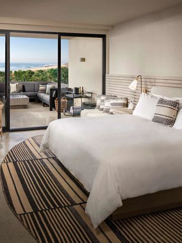 Luxuriöses Hotelzimmer mit Balkon und Meerblick.