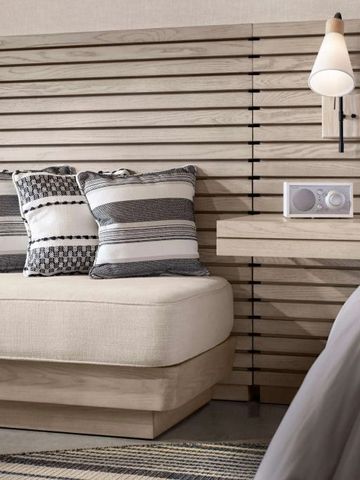 Detailansicht eines stilvollen Sitzbereichs mit modernen Kissen.