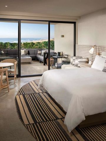 Luxuriöses Schlafzimmer im Hotel mit Terrasse und Meerblick.