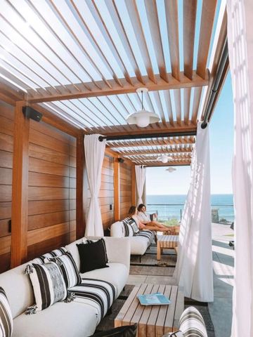 Privater Lounge-Bereich mit Meerblick und modernen Sitzgelegenheiten