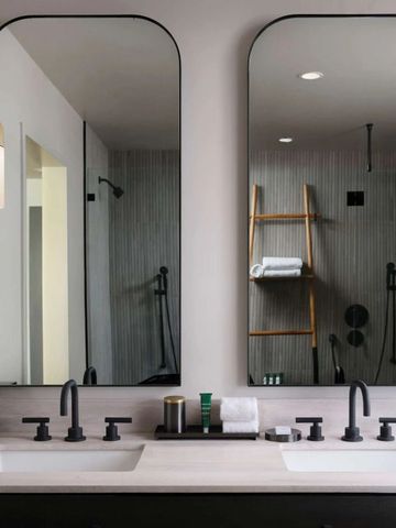 Elegantes Badezimmer mit Doppelwaschbecken und moderner Ausstattung