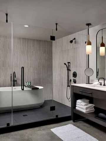 Hochwertiges Badezimmer mit freistehender Badewanne und gläserner Dusche