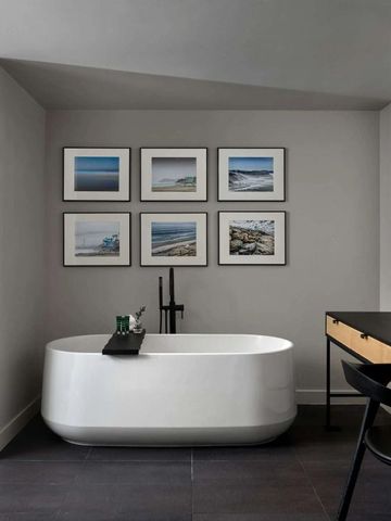 Moderne Badezimmergestaltung mit freistehender Badewanne und stilvoller Dekoration