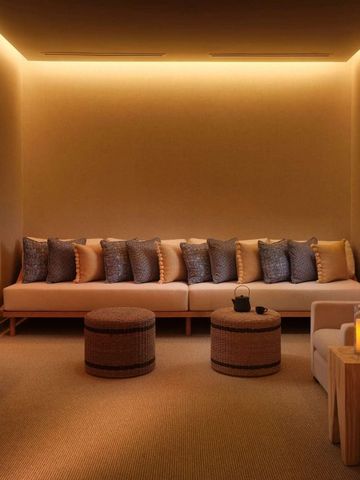 Entspannender Ruheraum mit gedämpfter Beleuchtung und gemütlichen Sitzmöglichkeiten