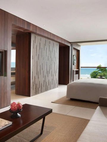 Geräumiges Zimmer mit Sitzecke und herrlichem Meerblick