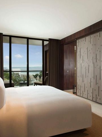 Modernes Hotelzimmer mit Meerblick und großen Fenstern im Alila Seminyak.