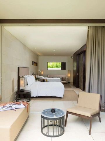 Geräumiges Hotelzimmer mit Lounge-Bereich und moderner Einrichtung im Alila Seminyak.
