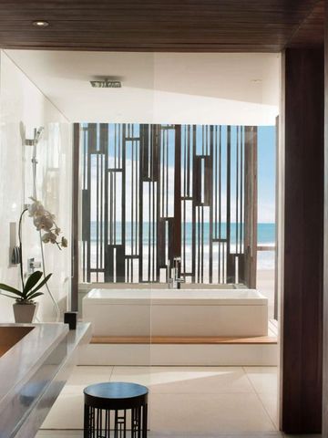 Luxusbadezimmer mit Badewanne und Meerblick im Alila Seminyak.