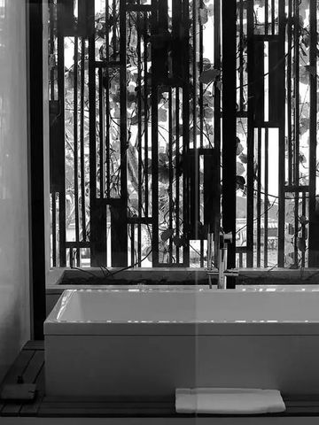 Moderne freistehende Badewanne mit Sichtschutz aus Holz