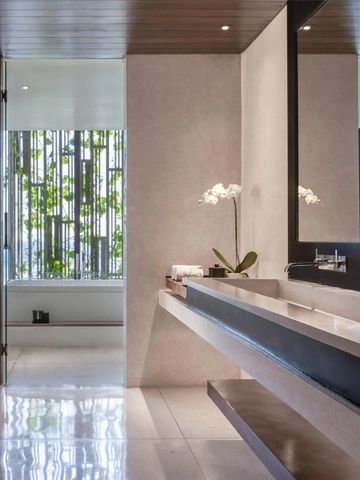 Luxuriöses Badezimmer mit Meerblick und Holzdetails