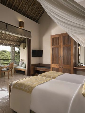 Modernes Hotelzimmer mit offener Terrasse und Blick auf tropischen Wald