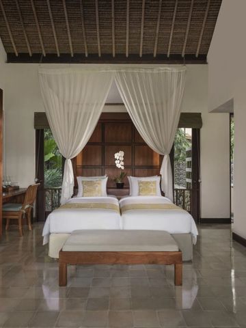 Geräumiges Hotelzimmer mit Baldachinbett und eleganter Einrichtung