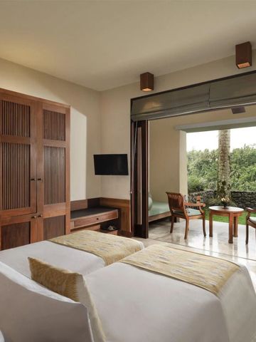 Geräumige Suite mit offener Terrasse und Blick ins Grüne im Alila Ubud.