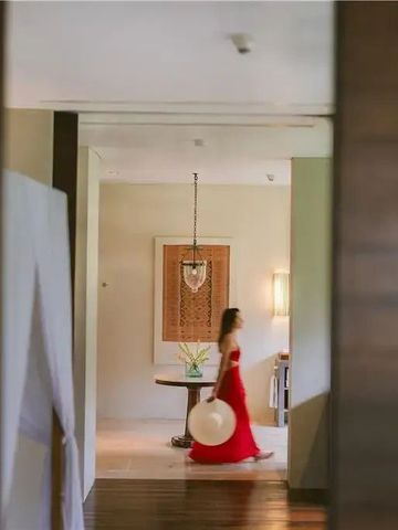 Flur mit moderner Einrichtung und stilvollem Dekor im Alila Ubud.