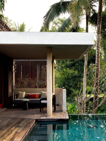 Luxuriöse Villa mit privatem Pool und Terrasse in tropischer Umgebung